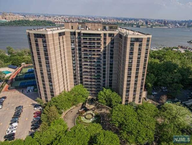 Atrium Palace on the Gold Coast on the Hudson River in New