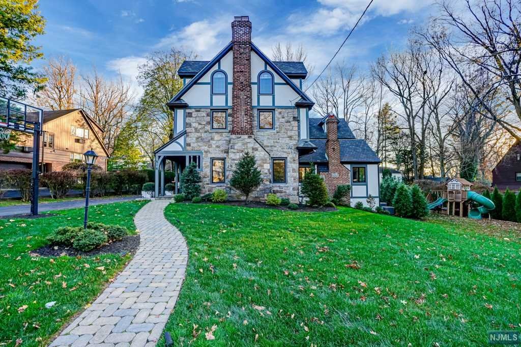 $2,495,000 Colonial