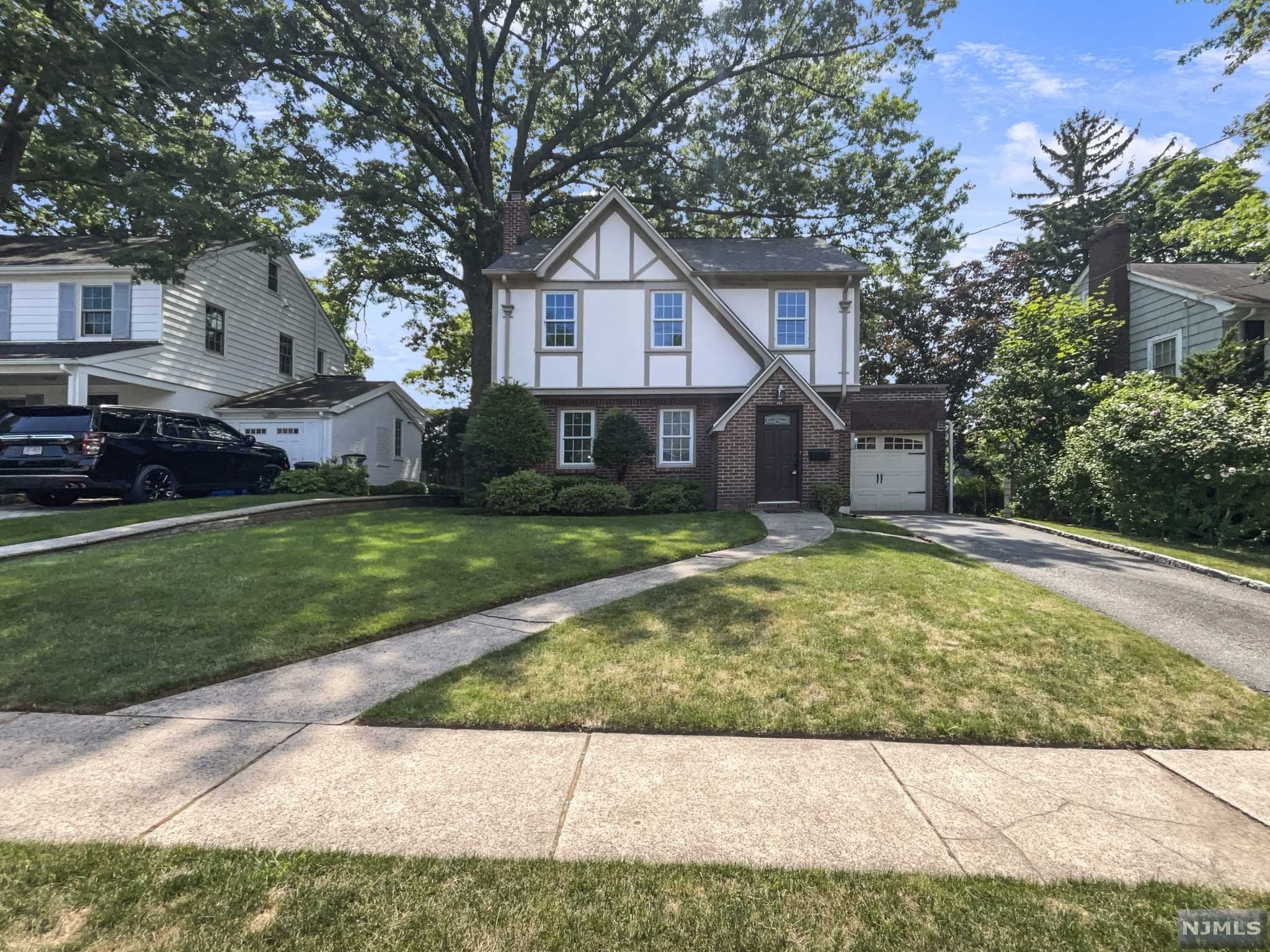 $800,000 Colonial