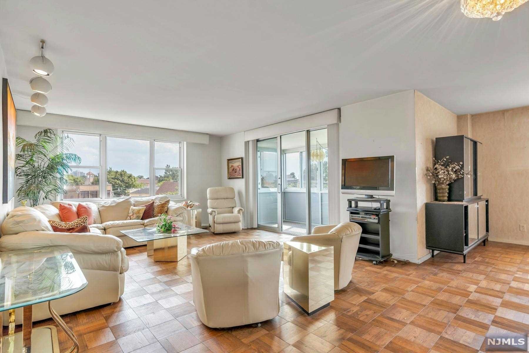 $435,000 Condo