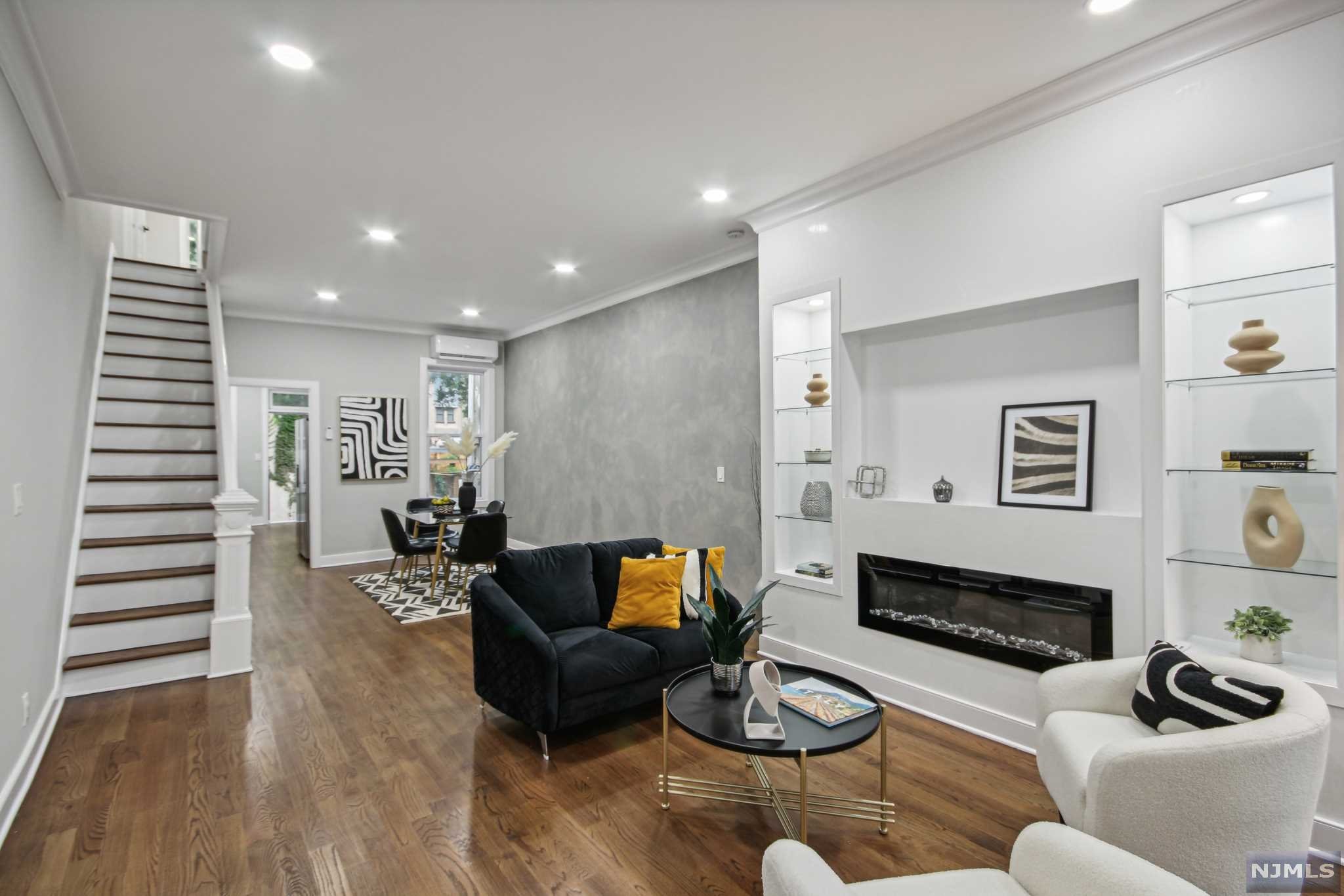 $875,000 Rowhouse