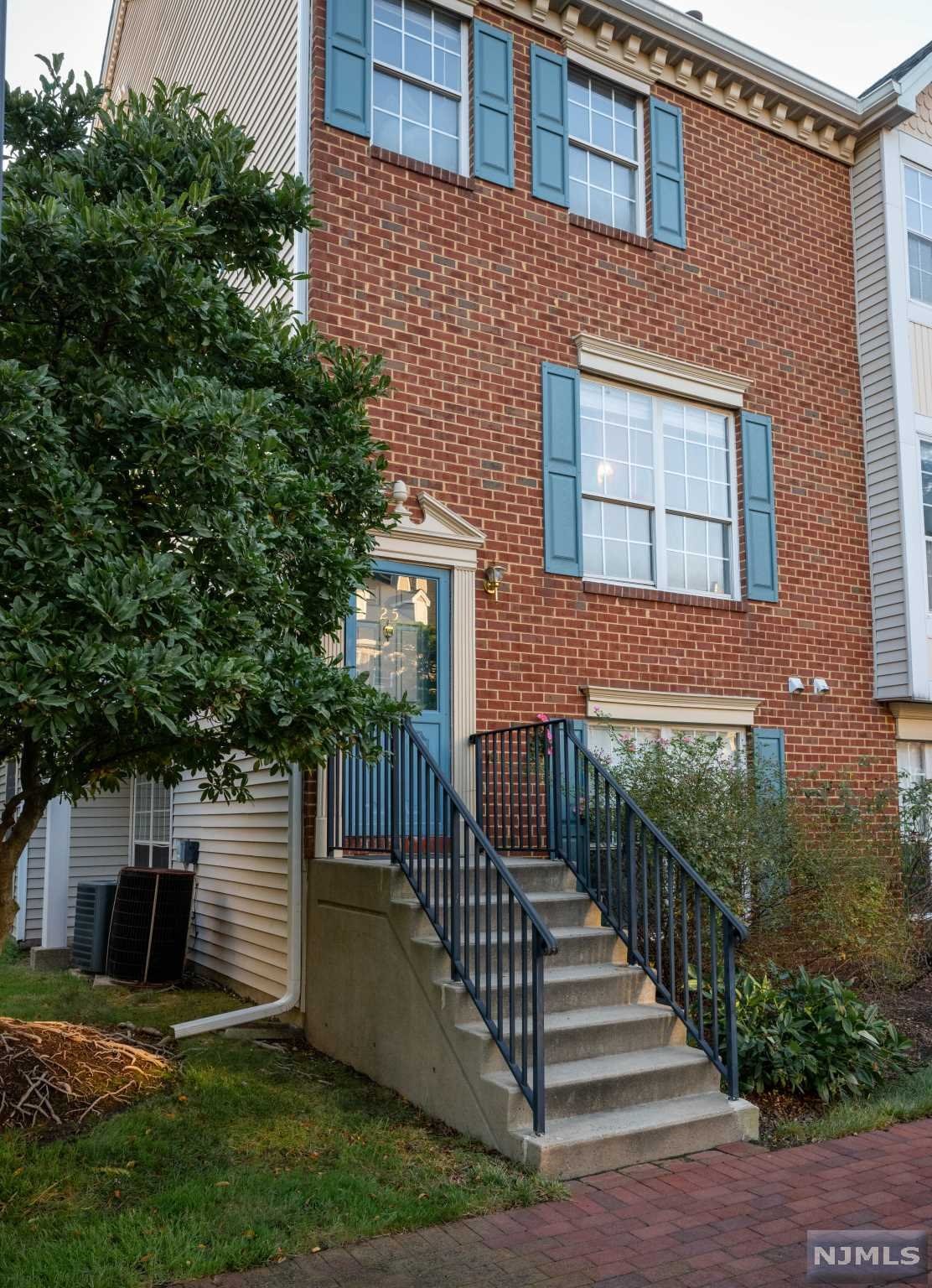 $549,999 Townhouse