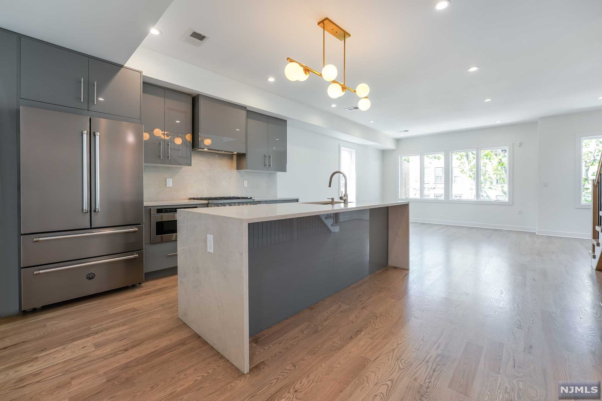 $949,000 Condo