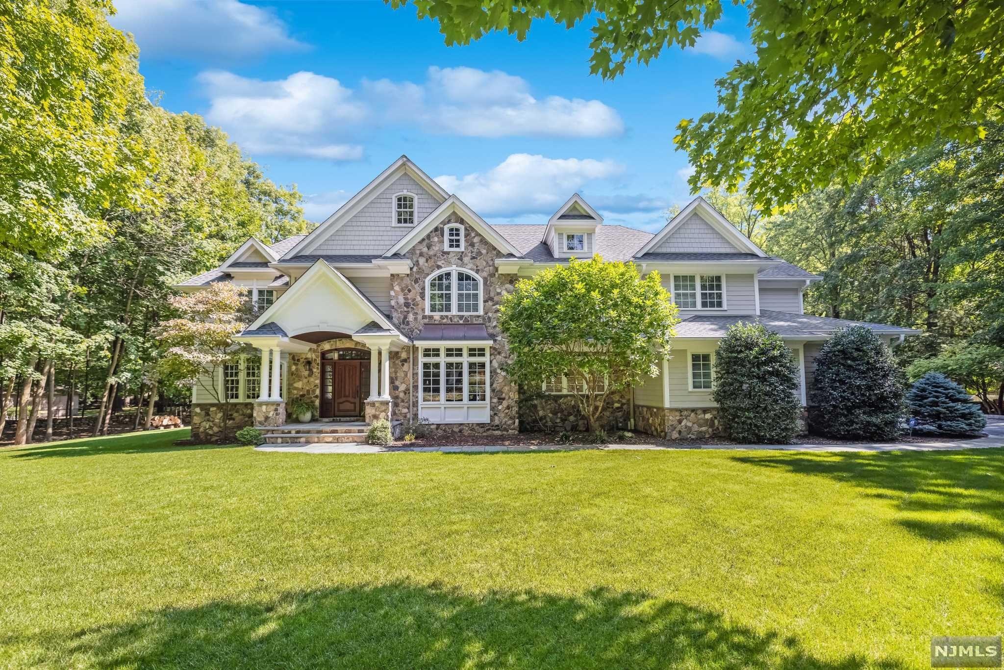 $2,669,000 Colonial