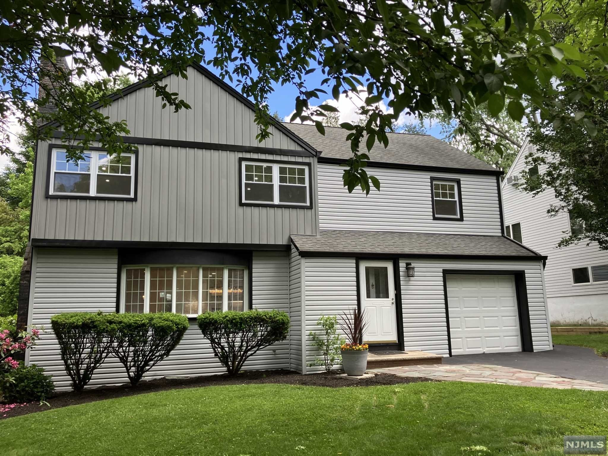 $1,195,000 Colonial