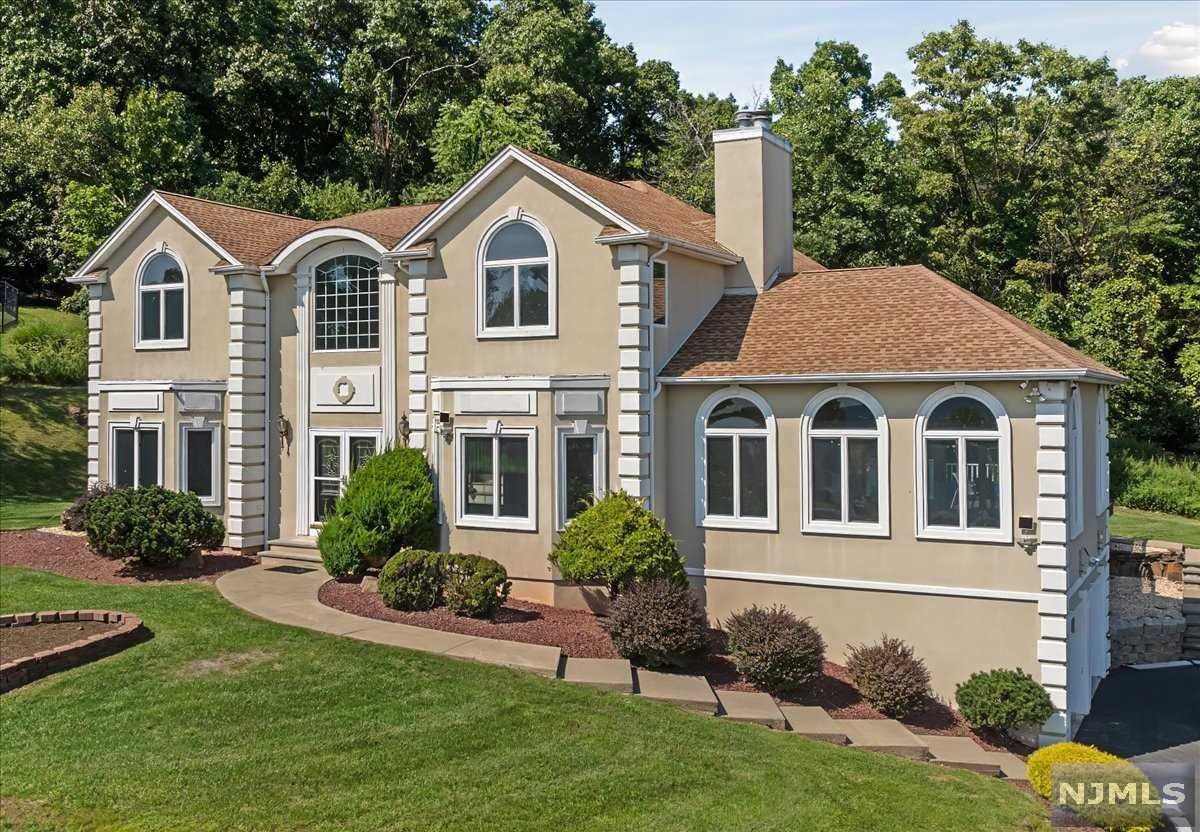 $1,299,000 Colonial