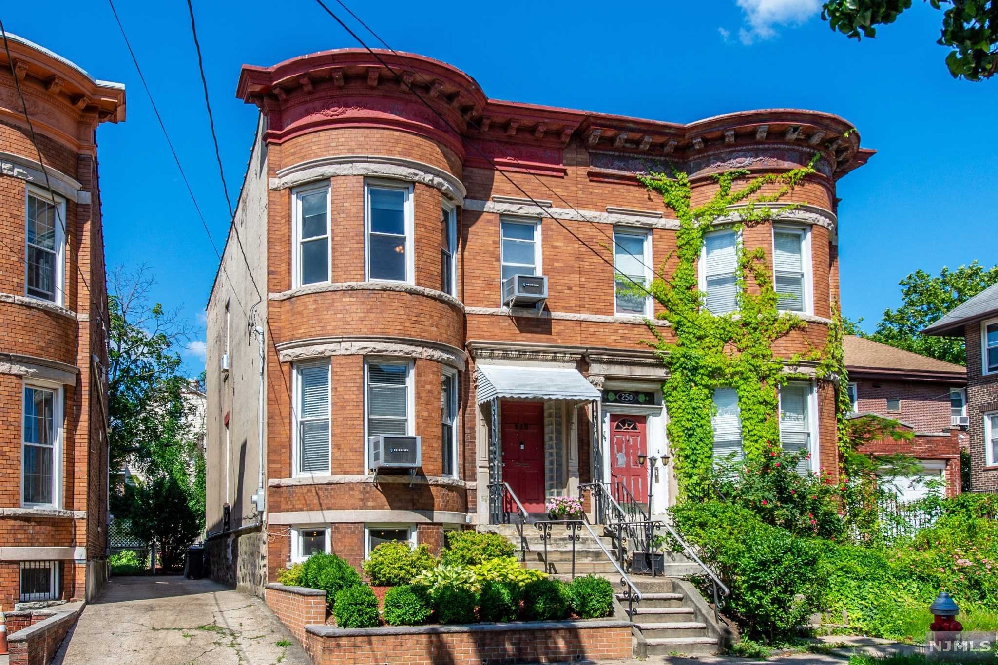 $749,900 Rowhouse