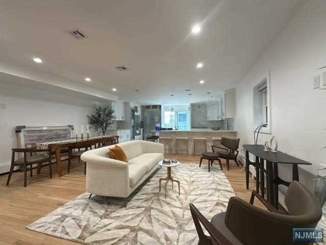 $2,395,000 Condo