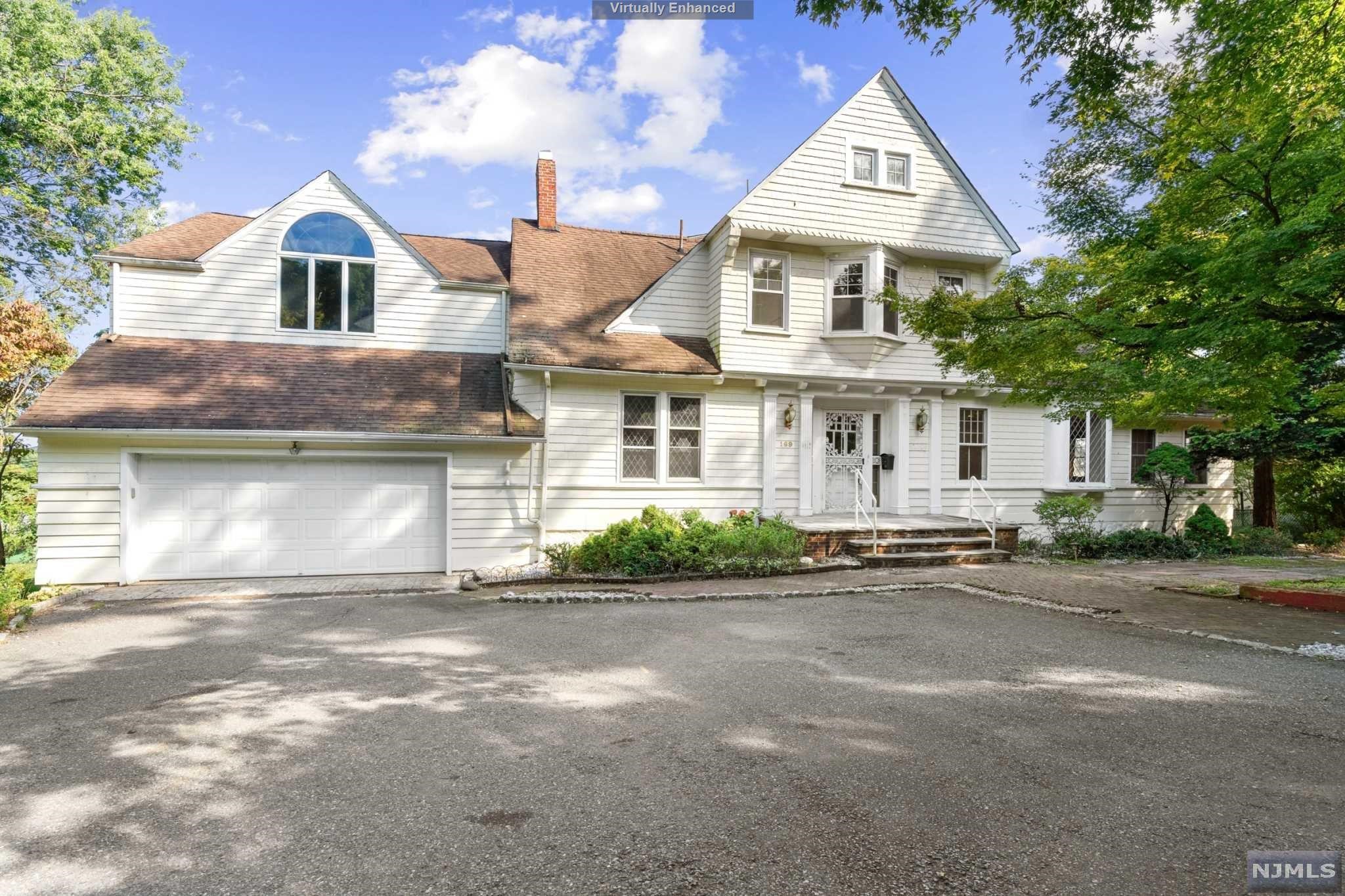 $1,899,950 Colonial