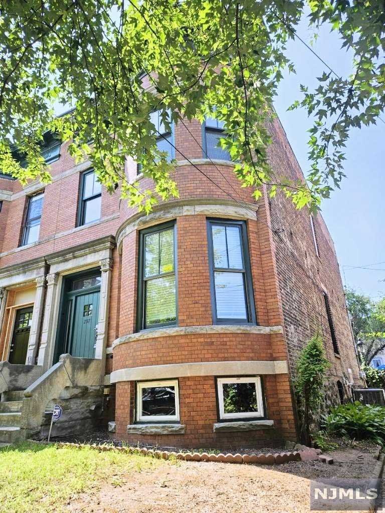 $899,000 Rowhouse