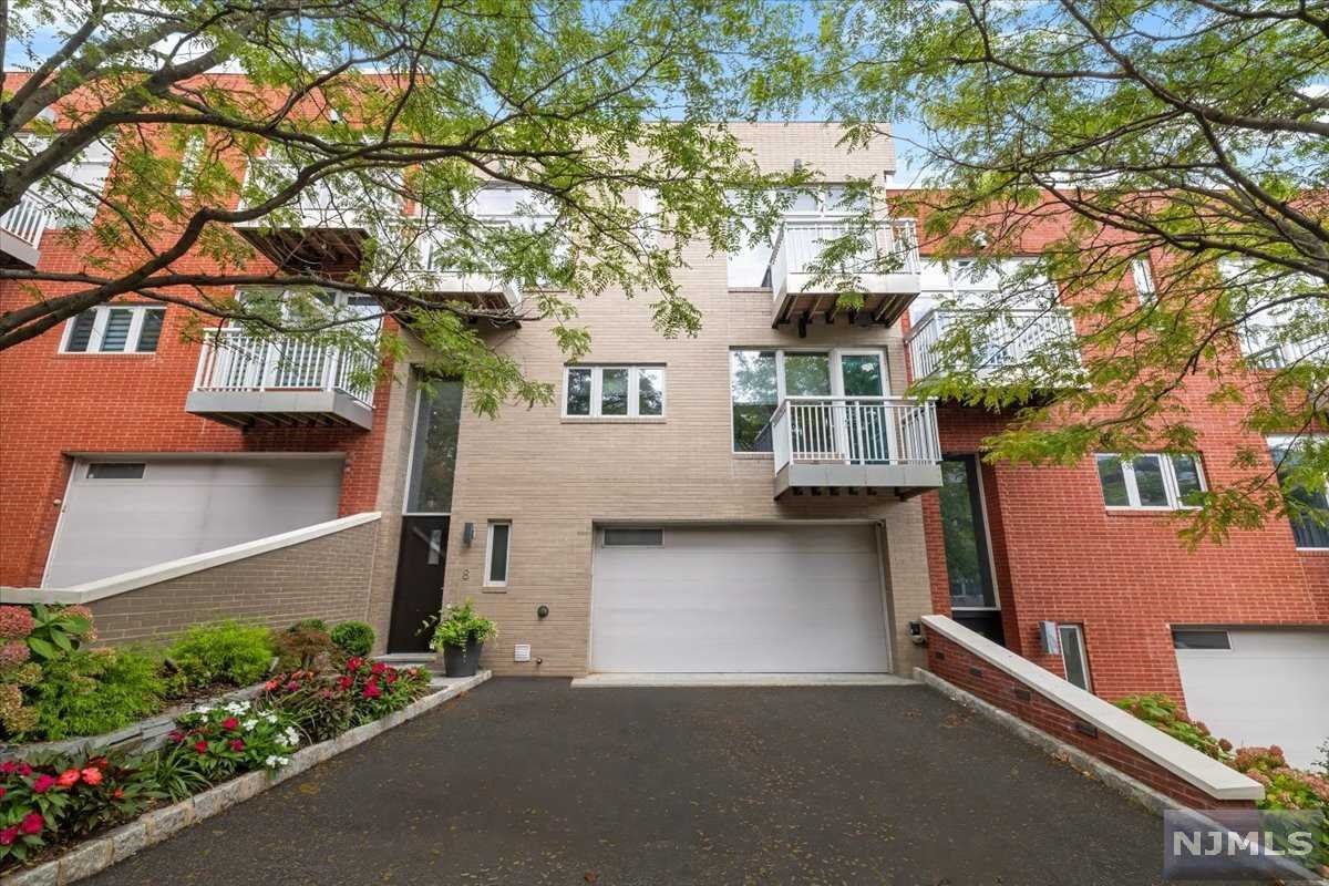 $1,595,000 Townhouse