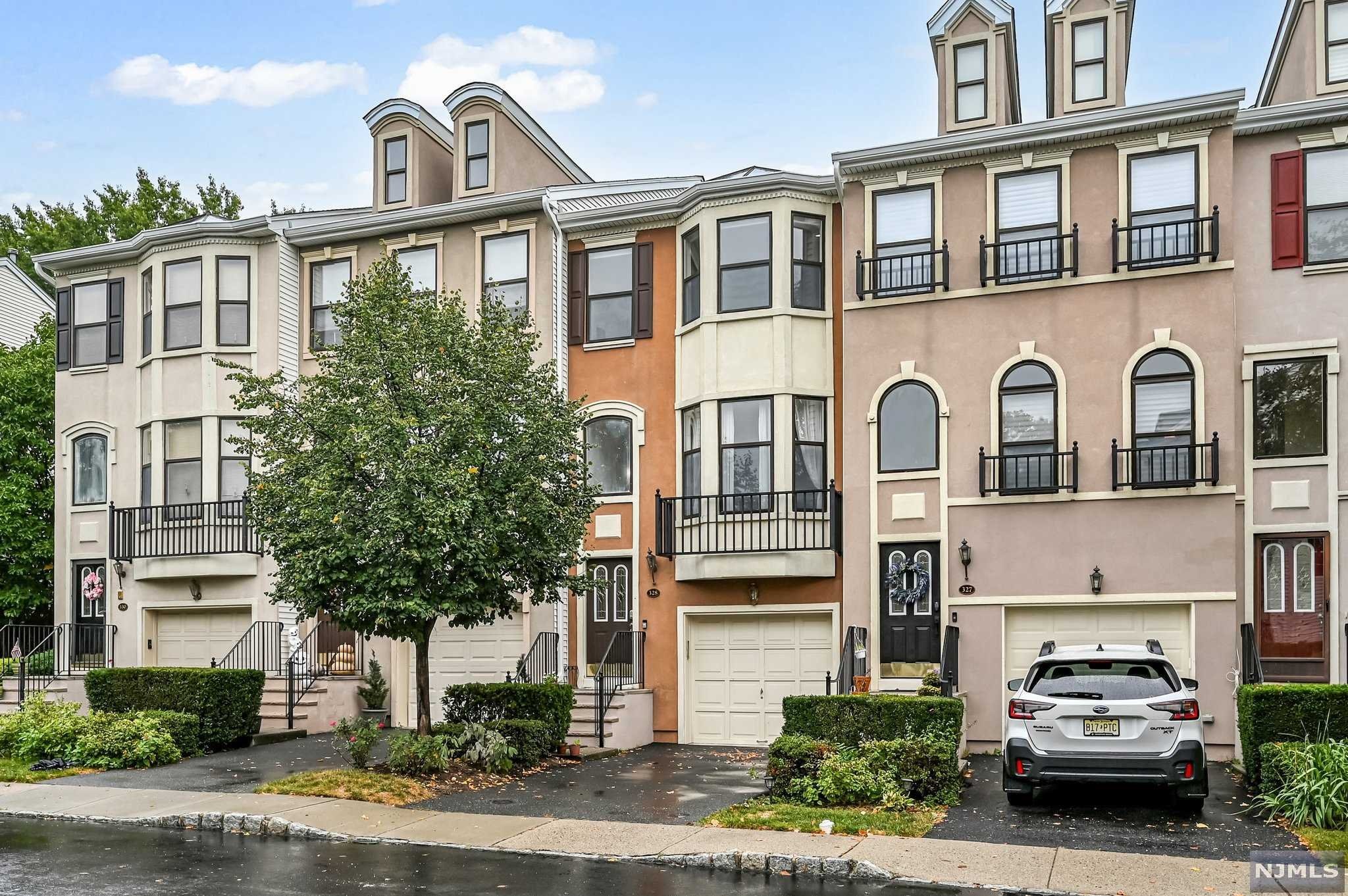 $689,000 Townhouse