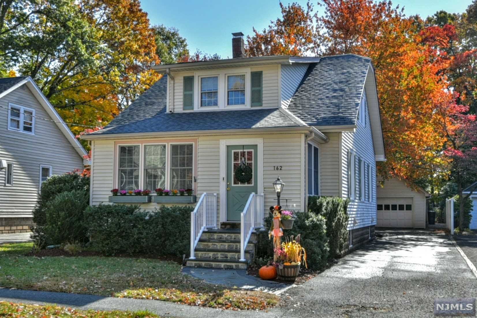 $879,000 Colonial