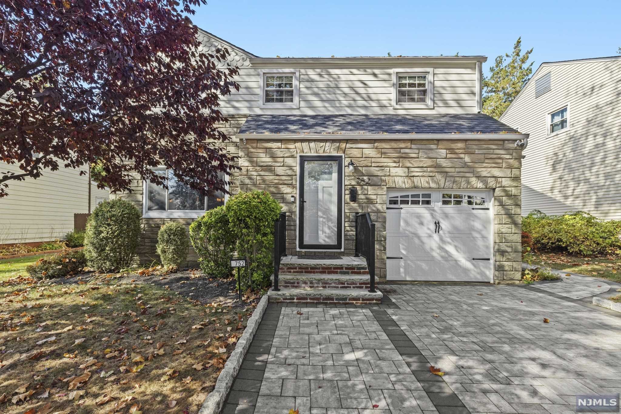 $725,000 Colonial