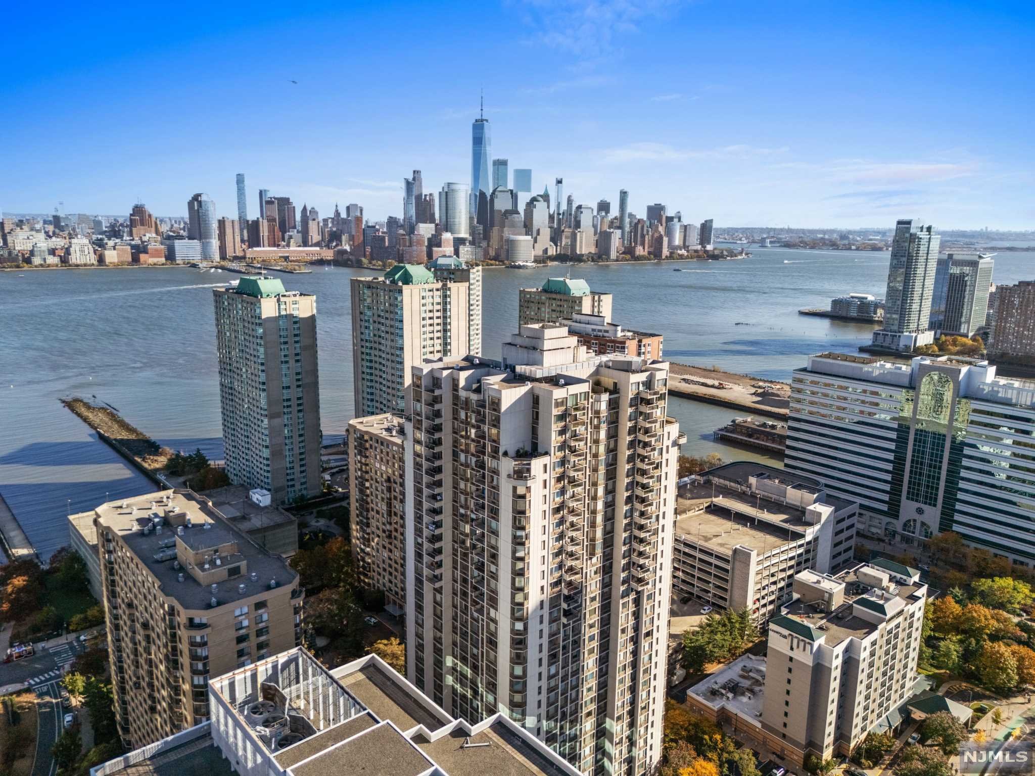 $1,950,000 Condo