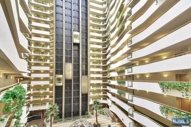 $998,500 Condo