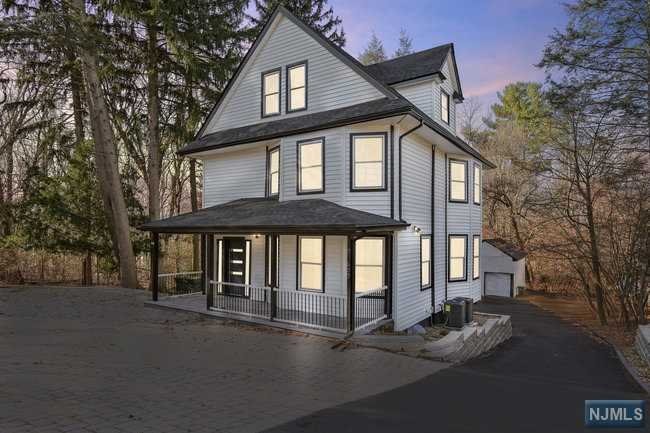 $1,049,000 Colonial